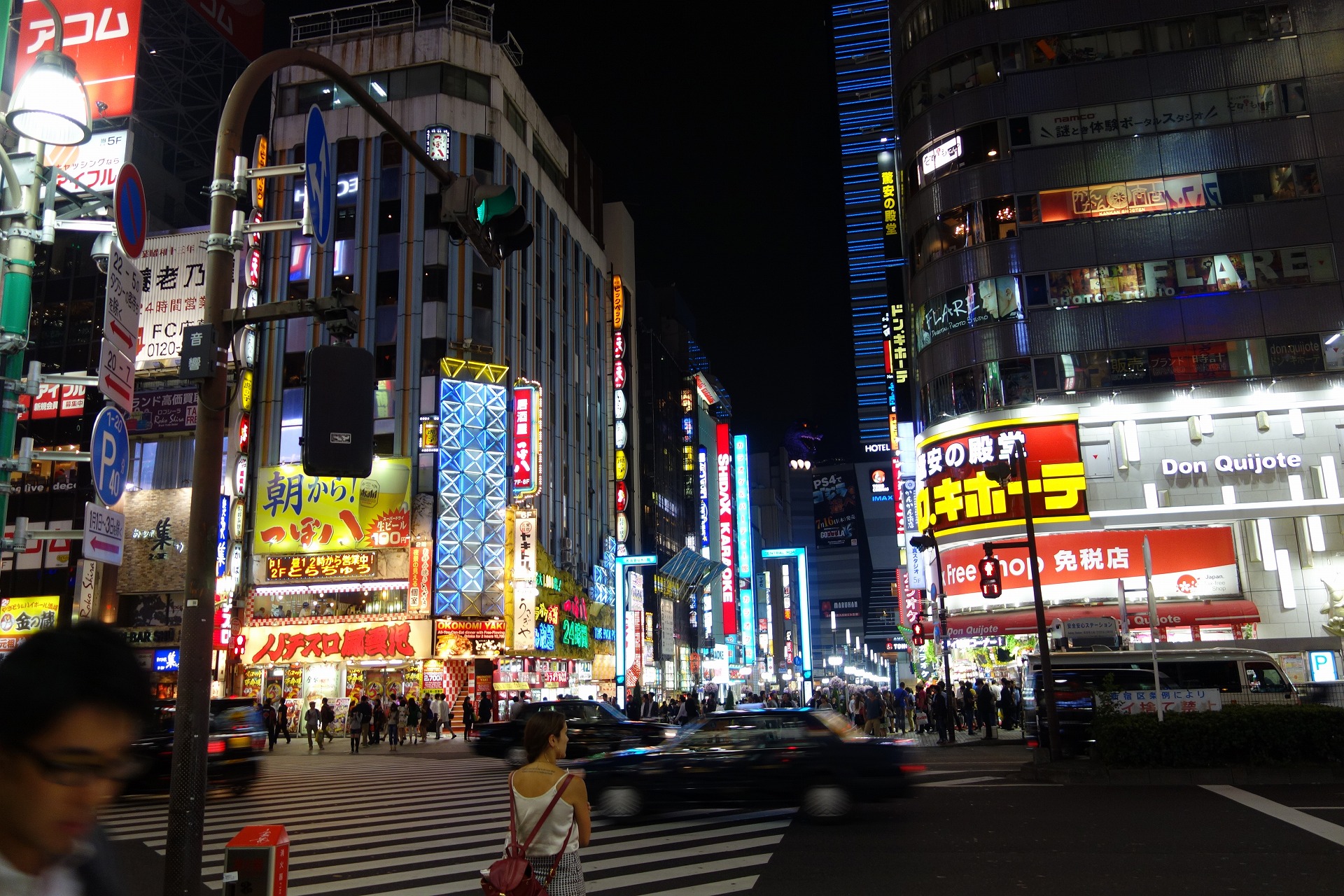 東京の夜の繁華街 新宿歌舞伎町 Frestocks フリストックス フリー素材やモデル写真