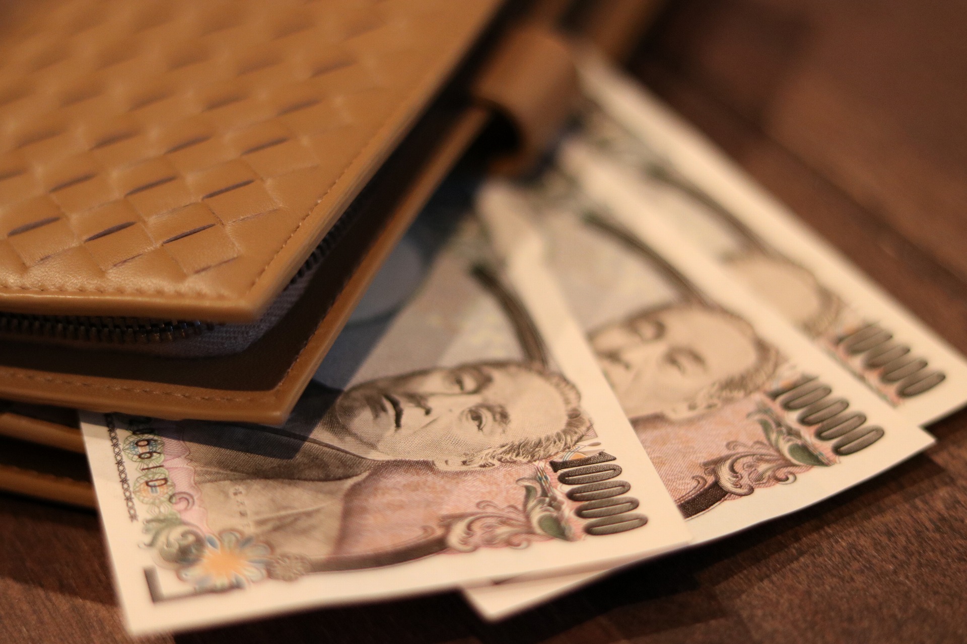 一万円札3枚が財布から飛び出す