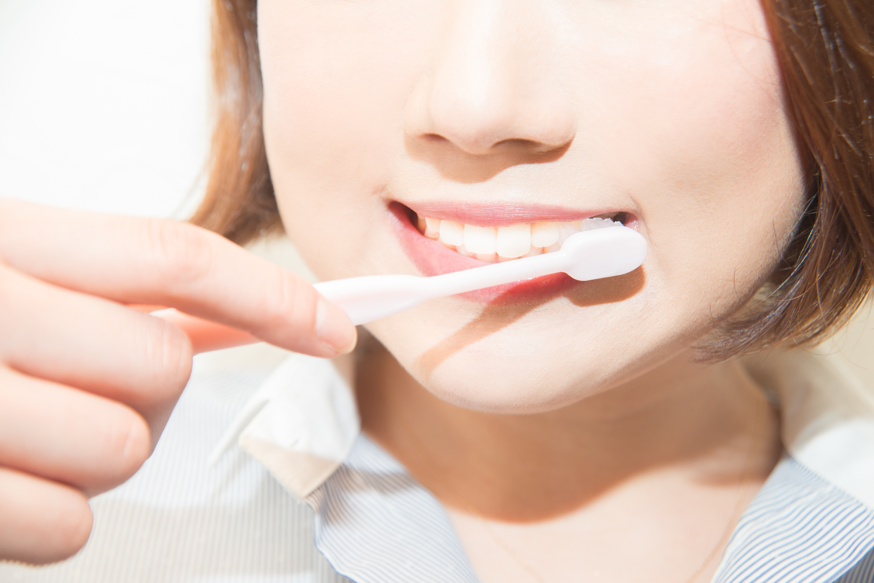 歯の白さを保つために丁寧に歯磨き