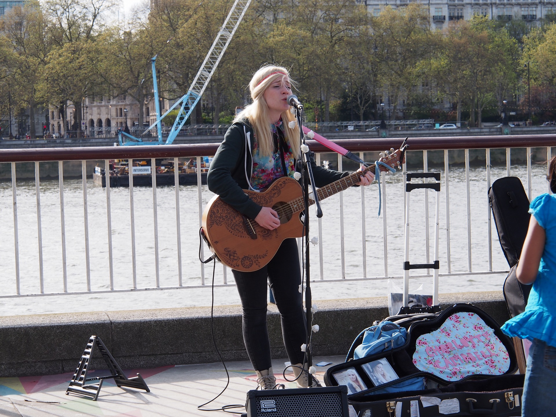 ロンドンのテムズ川で歌うストリートミュージシャン