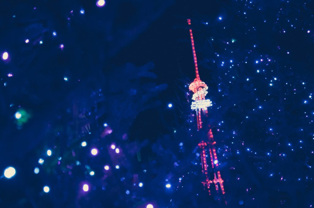 青いイルミネーションから見える東京タワーオブジェ