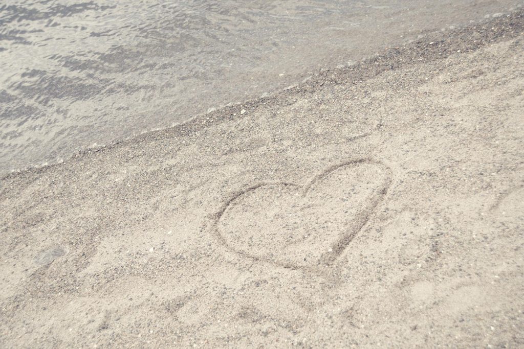 砂浜に書かれたハート