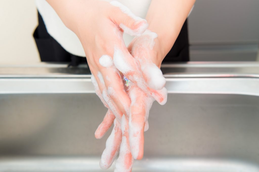 感染予防のためしっかりと手を洗う