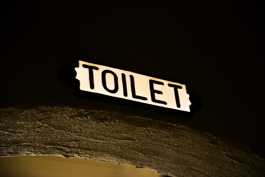 怪しく光るトイレの文字