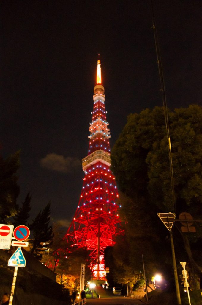 夜のライトを照らす東京タワー