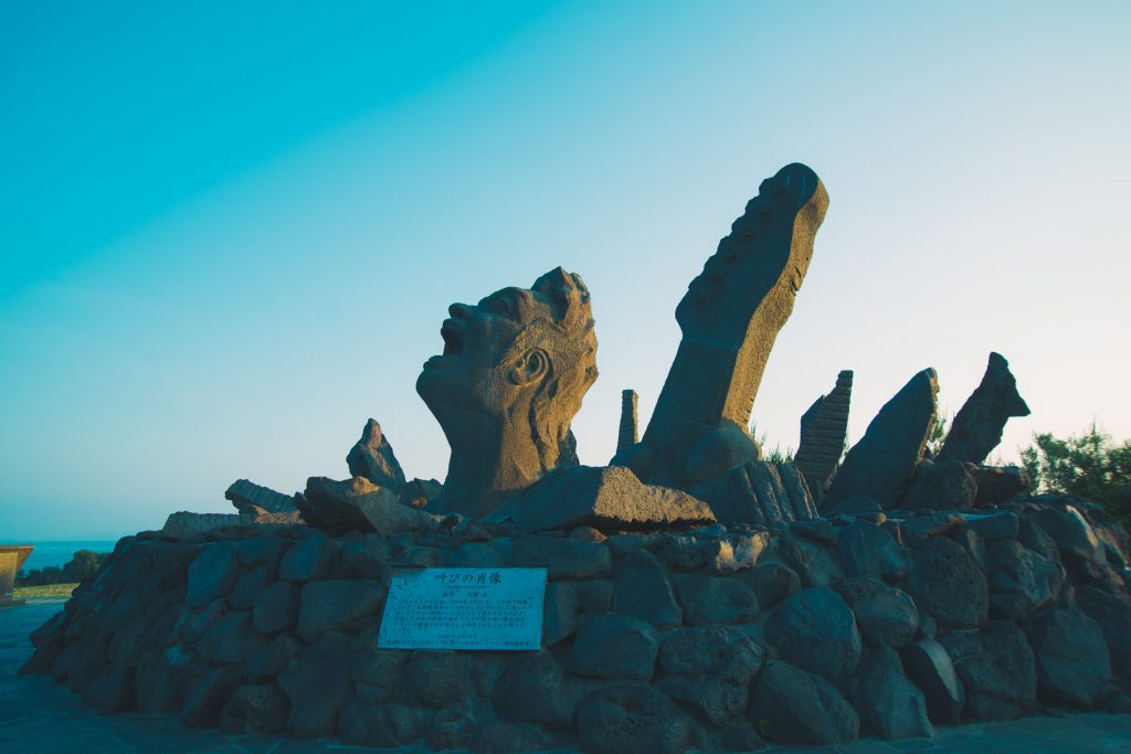 桜島溶岩を使った「叫びの肖像」