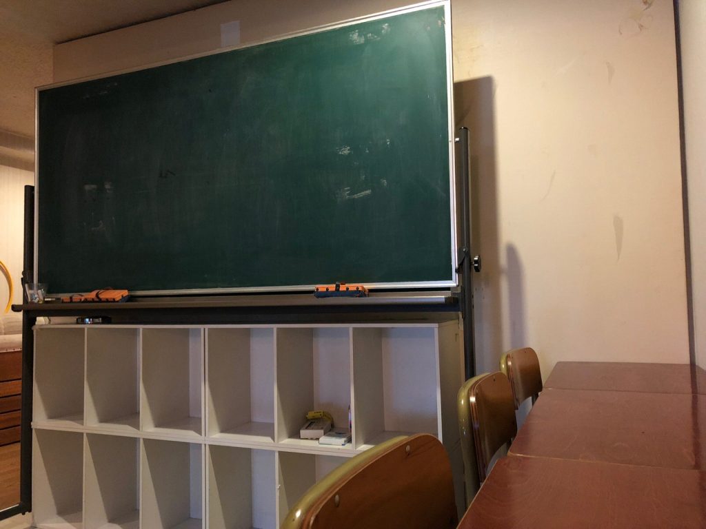 教室の机と黒板