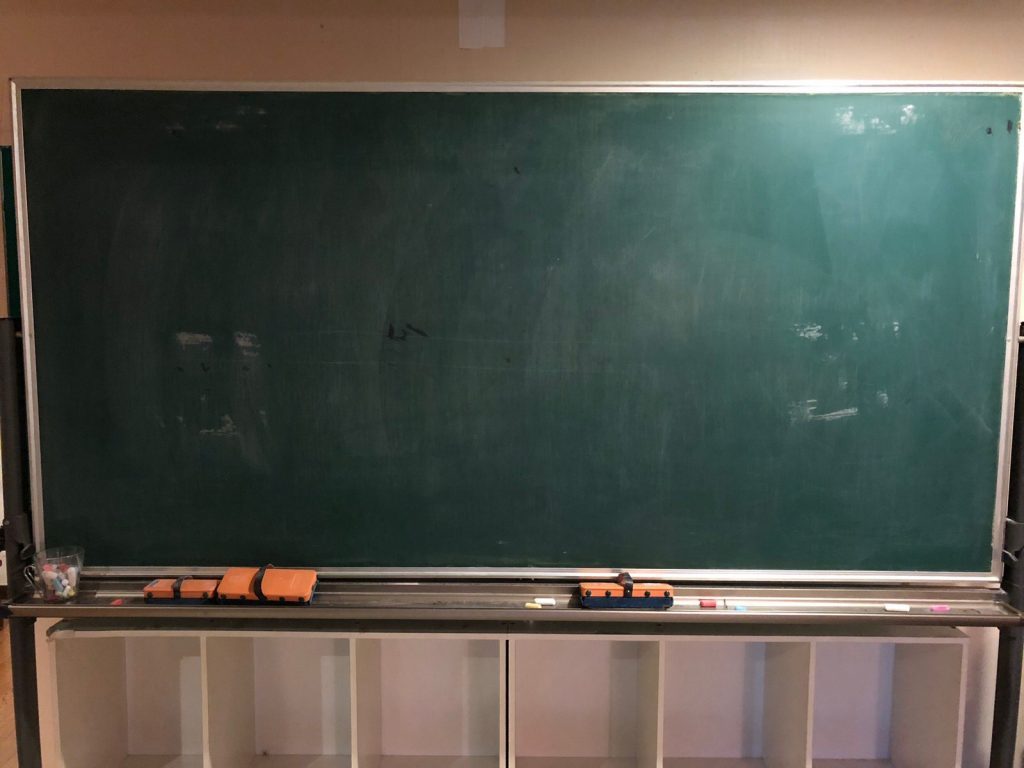 何も書かれていない学校の黒板