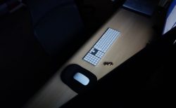 パソコンデスクを照らす深夜の作業部屋